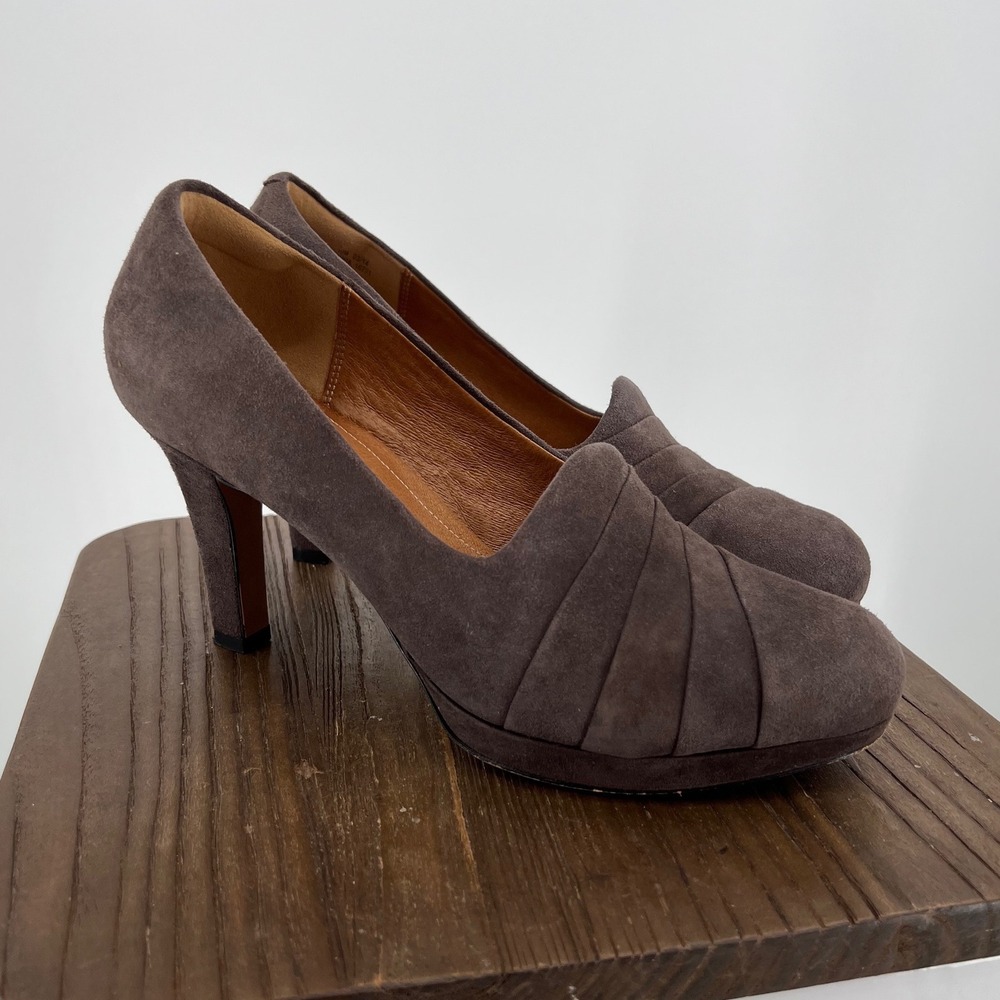 Clarks Artisan Delsie Joy Dark Taupe Suede Pleated Round Toe Pumps Heels 10 M